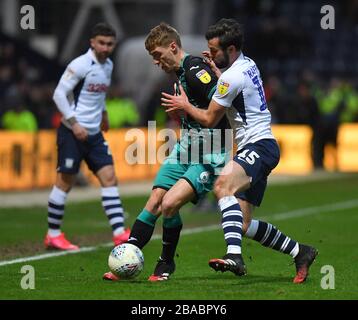 Jay Fulton (links) von Swansea City kämpft mit Joe Rafferty von Preston North End Stockfoto