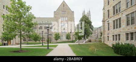 Fußgängersteg zwischen Gebäuden auf dem Campus des Boston College, Chestnut Hill, Boston, Massachusetts, USA Stockfoto