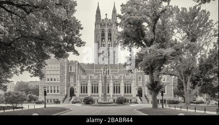 Vorderansicht der Gasson Hall, Chestnut Hill in der Nähe von Boston, Massachusetts, USA Stockfoto