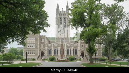 Vorderansicht der Gasson Hall, Chestnut Hill in der Nähe von Boston, Massachusetts, USA Stockfoto