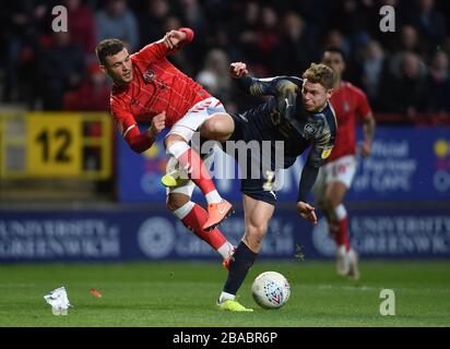 Der Kampf von Jake Forster-Caskey (links) und Barnsleys Kilian Ludewig um den Ball von Charlton Athletic Stockfoto