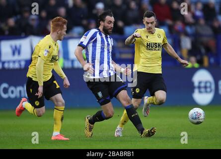 Sheffield Wednesday's Atdhe Nuhiu und Millwalls Tom Elliott (links) kämpfen um den Ball Stockfoto