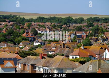 Wohnungsbestand in einer englischen Kleinstadt, Seaford, East Sussex, Großbritannien, eingebettet in die South Downs. Stockfoto