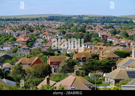 Wohnungsbestand in einer englischen Kleinstadt, Seaford, East Sussex, Großbritannien, eingebettet in die South Downs. Stockfoto