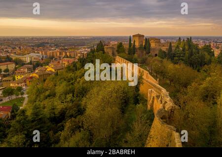 Luftpanorama bei Sonnenuntergang über Cesena in der Emilia-Romagna Italien bei Forli und Rimini, mit dem mittelalterlichen Schloss Malatestjana, der Piazza del Popolo und der römischen Katze Stockfoto