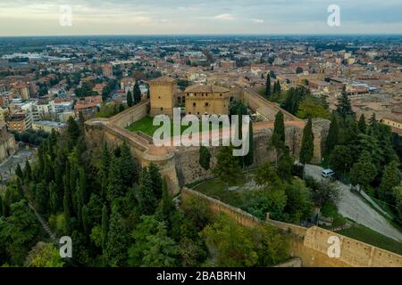 Luftpanorama bei Sonnenuntergang über Cesena in der Emilia-Romagna Italien bei Forli und Rimini, mit dem mittelalterlichen Schloss Malatestjana, der Piazza del Popolo und der römischen Katze Stockfoto