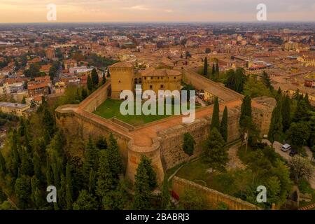 Luftpanorama bei Sonnenuntergang über Cesena in der Emilia-Romagna Italien bei Forli und Rimini, mit dem mittelalterlichen Schloss Malatestjana, der Piazza del Popolo und der römischen Katze Stockfoto