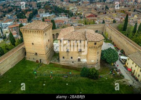 Luftpanorama bei Sonnenuntergang über Cesena in der Emilia-Romagna Italien bei Forli und Rimini, mit dem mittelalterlichen Schloss Malatestjana, der Piazza del Popolo und der römischen Katze Stockfoto