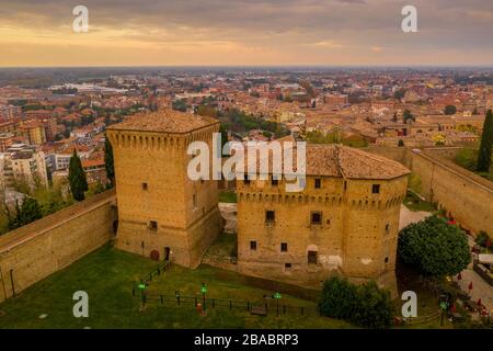 Luftpanorama bei Sonnenuntergang über Cesena in der Emilia-Romagna Italien bei Forli und Rimini, mit dem mittelalterlichen Schloss Malatestjana, der Piazza del Popolo und der römischen Katze Stockfoto