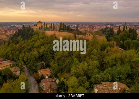 Luftpanorama bei Sonnenuntergang über Cesena in der Emilia-Romagna Italien bei Forli und Rimini, mit dem mittelalterlichen Schloss Malatestjana, der Piazza del Popolo und der römischen Katze Stockfoto