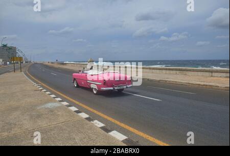 Fahrt auf der Malecón in Havanna, Kuba Stockfoto