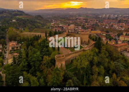 Luftpanorama bei Sonnenuntergang über Cesena in der Emilia-Romagna Italien bei Forli und Rimini, mit dem mittelalterlichen Schloss Malatestjana, der Piazza del Popolo und der römischen Katze Stockfoto