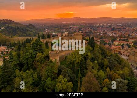 Luftpanorama bei Sonnenuntergang über Cesena in der Emilia-Romagna Italien bei Forli und Rimini, mit dem mittelalterlichen Schloss Malatestjana, der Piazza del Popolo und der römischen Katze Stockfoto