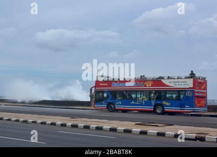 Bustour entlang der Malecón in Havanna, Kuba Stockfoto