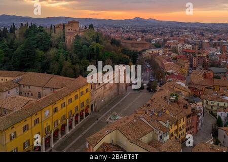 Luftpanorama bei Sonnenuntergang über Cesena in der Emilia-Romagna Italien bei Forli und Rimini, mit dem mittelalterlichen Schloss Malatestjana, der Piazza del Popolo und der römischen Katze Stockfoto