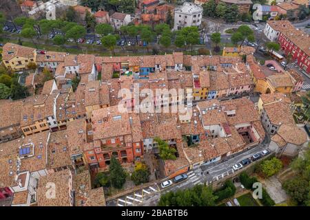 Blick auf die farbenfrohen Häuser im Stadtzentrum von Cesena, umgeben von Stadtmauern in Italien Stockfoto