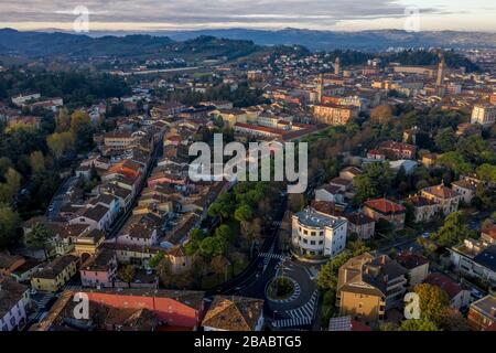 Morgenluftpanorama von Cesena in der Emilia-Romagna Italien bei Forli und Rimini, mit mittelalterlichen Burg Malatestjana, Piazza del Popolo und Roman Cathol Stockfoto