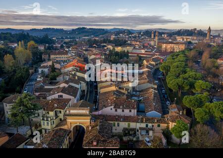 Morgenluftpanorama von Cesena in der Emilia-Romagna Italien bei Forli und Rimini, mit mittelalterlichen Burg Malatestjana, Piazza del Popolo und Roman Cathol Stockfoto