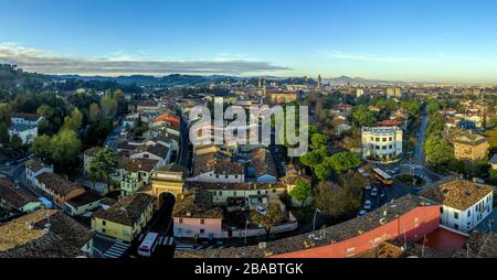 Morgenluftpanorama von Cesena in der Emilia-Romagna Italien bei Forli und Rimini, mit mittelalterlichen Burg Malatestjana, Piazza del Popolo und Roman Cathol Stockfoto