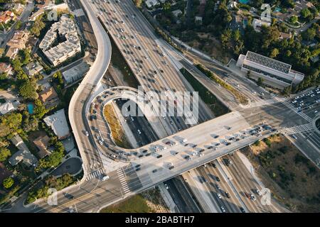 Verkehr auf Stadtüberführung, Los Angeles, Kalifornien, USA Stockfoto