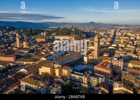 Morgenluftpanorama von Cesena in der Emilia-Romagna Italien bei Forli und Rimini, mit mittelalterlichen Burg Malatestjana, Piazza del Popolo und Roman Cathol Stockfoto