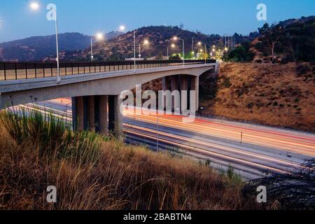 Blick auf die Brücke über die Autobahnüberführung in der Nacht auf Los Angeles, Kalifornien, USA Stockfoto