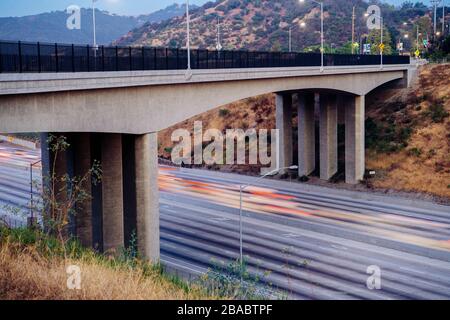 Blick auf die Brücke über die Autobahnüberführung in der Nacht auf Los Angeles, Kalifornien, USA Stockfoto
