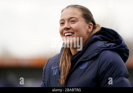 Chelseas Fran Kirby schließt sich ihren Teamkollegen auf dem Spielfeld an, um das Aufwärmen zu beobachten Stockfoto