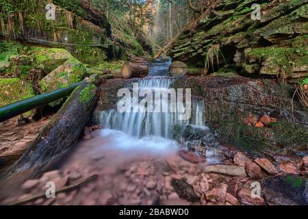 Bach in der Wolfsschlucht bei Zwingenberg im vorderen Odenwald. Stockfoto