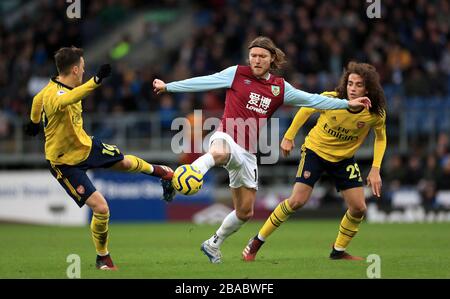 Burnleys Jeff Hendrick (Center) in Aktion mit Arsenals Mesut Ozil (links) und Matteo Guendouzi während des Premier-League-Spiels in Turf Moor, Burnley. Stockfoto
