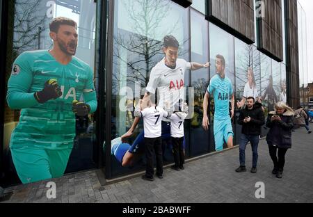 Fans von Tottenham Hotspur's Son Heung-min vor dem Premier-League-Spiel im Tottenham Hotspur Stadium, London. Stockfoto