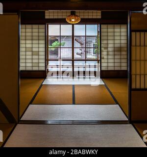 Inneneinrichtung eines typischen japanischen Hauses in Takayama, einer Stadt, die für ihre wunderschön erhaltene Altstadt, Japan, berühmt ist Stockfoto