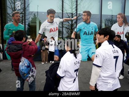 Fans von Tottenham Hotspur's Son Heung-min vor dem Premier-League-Spiel im Tottenham Hotspur Stadium, London. Stockfoto