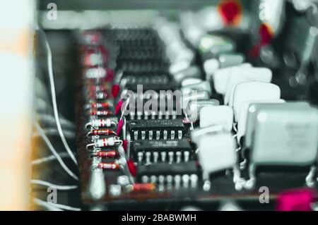 Alte elektronische Leiterplatten mit Funkteilen und Chips, Nahaufnahme, Makrofoto Stockfoto