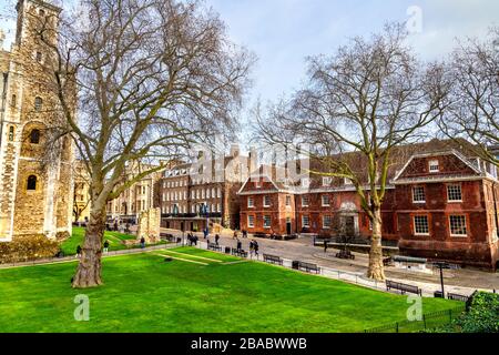 Blick auf den Innenhof des Tower of London, von links White Tower, Old Hospital Block und New Armouries Cafe Buildings, London, Großbritannien Stockfoto