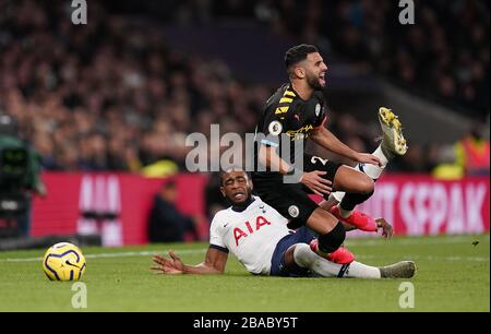 Tottenham Hotspur's Japhet Tanganga (links) greift beim Premier-League-Spiel im Tottenham Hotspur Stadium, London, den Riyad Mahrez von Manchester City an. Stockfoto