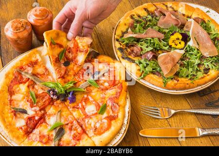 margherita Pizza und eine Auswahl an Proscuitto- und Nugulapizzen Stockfoto