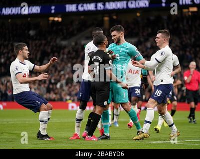 Tottenham Hotspur-Torhüter Hugo Lloris reagiert auf den Raheem Sterling von Manchester City, nachdem er während des Premier-League-Spiels im Tottenham Hotspur Stadium, London, im Strafraum zu Boden geht. Stockfoto