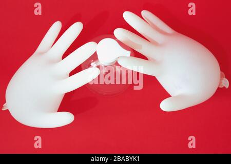 Antibakterielles Gel von oben für Händesinfektionsmittel auf rotem Hintergrund. Stockfoto