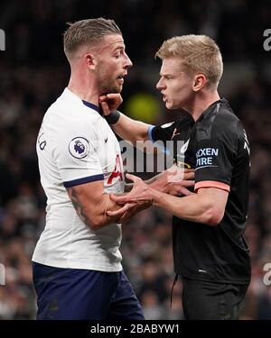 Tottenham Hotspur's Toby Alderweirold (links) und Oleksandr Zinchenko von Manchester City streiten während des Premier-League-Spiels im Tottenham Hotspur Stadium, London. Stockfoto