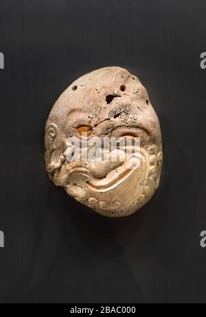 Maya Gesicht, anthropomorphe Schnitzerei auf einer Conch-Schale, ausgestellt im Gran Museo Maya in Merida, Yucatan, Mexiko. Stockfoto