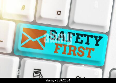 Sicherheit von Handschriftertext. Konzeptionelles Foto sagt früher, dass das Wichtigste darin besteht, sicher zu sein Stockfoto