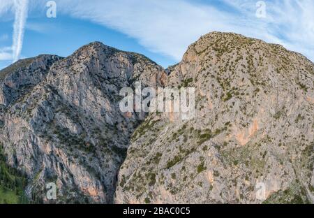 Luftbild der Berge bei Sonnenaufgang, Morgennebel über Bergen, Sonnenstrahlen Stockfoto