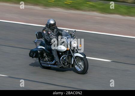 Harley Davidson Motorrad-Fahrer; zwei Radtransport, Motorräder, Fahrzeug, Motorräder, Radfahrer auf der Autobahn M6 Chorley, Großbritannien Stockfoto