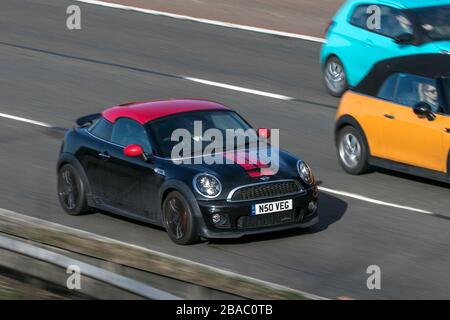 N50VEG 2012 Mini John Cooper Works Black Car Petrol Fahren auf der Autobahn M6 in der Nähe von Preston in Lancashire, Großbritannien Stockfoto