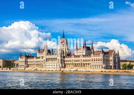 Aufbau des ungarischen Nationalparlaments in Budapest, Ungarn. Bemerkenswertes Wahrzeichen Ungarns Stockfoto