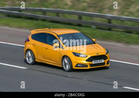 PE16PFF 2016 Ford Focus St-3 Turbo Yellow Car Petrol 250 BHP Fahren auf der Autobahn M6 in der Nähe von Preston in Lancashire, Großbritannien Stockfoto