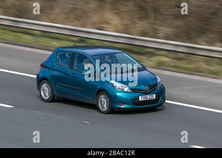 FD61ZZO 2012 Toyota Yaris TR VVT-I CVT Turquoise Car Petrol Fahren auf der Autobahn M6 in der Nähe von Preston in Lancashire, Großbritannien Stockfoto