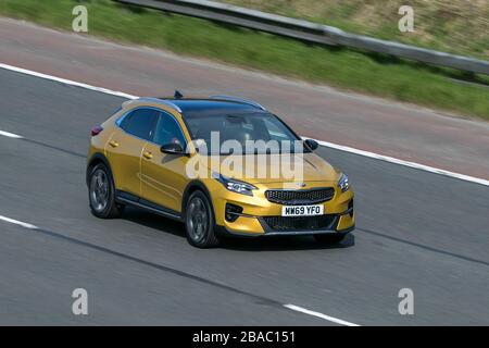 MW69YFO 2019 KIA Xceed First Edition ISG Yellow Car Petrol Fahren auf der Autobahn M6 in der Nähe von Preston in Lancashire, Großbritannien Stockfoto