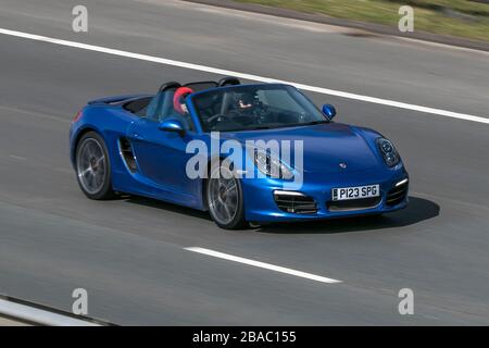 P123SPG 2014 Porsche Boxster 24V S-A Blue Car Benzin 265 BHP Cabriolet Fahren auf der Autobahn M6 in der Nähe von Preston in Lancashire, Großbritannien Stockfoto